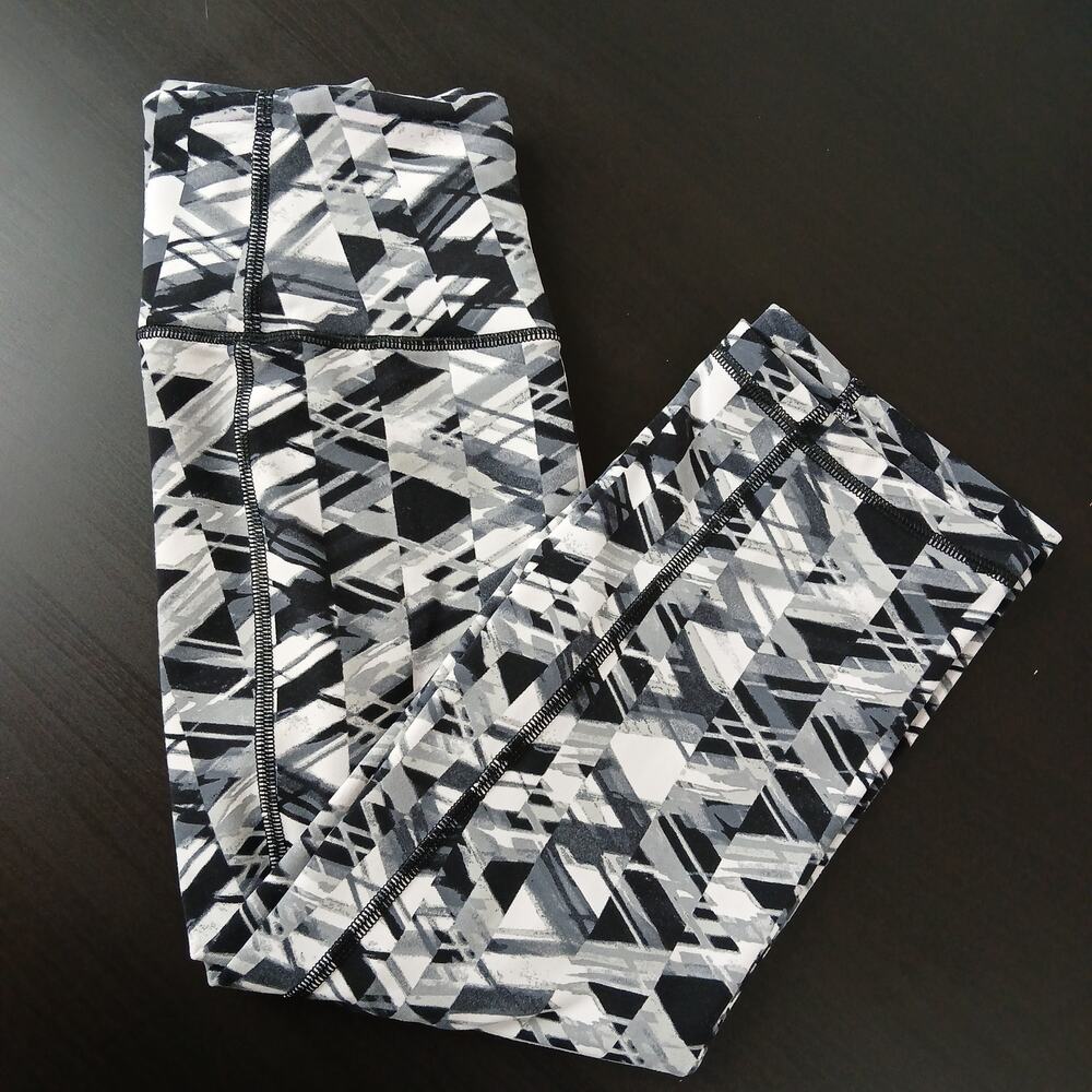 Victoria Sport VSX Knockout Capri Leggings M geometric black white activewear - Picture 11 of 11
